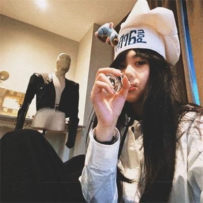 坐着的女人